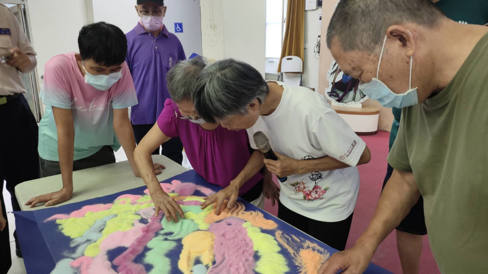彰化榮家一沙一世界：長輩共創彩鹽沙畫療癒心靈