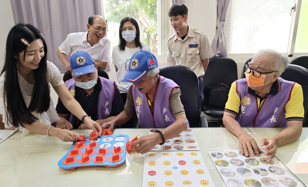 引進多元益智教具 陪伴榮家長輩玩出樂齡智慧