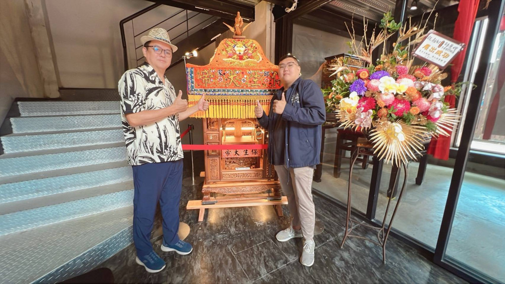 從設計到行銷再跨傳統工藝！樹德科大系友邱景煌一針一線繡出品牌路