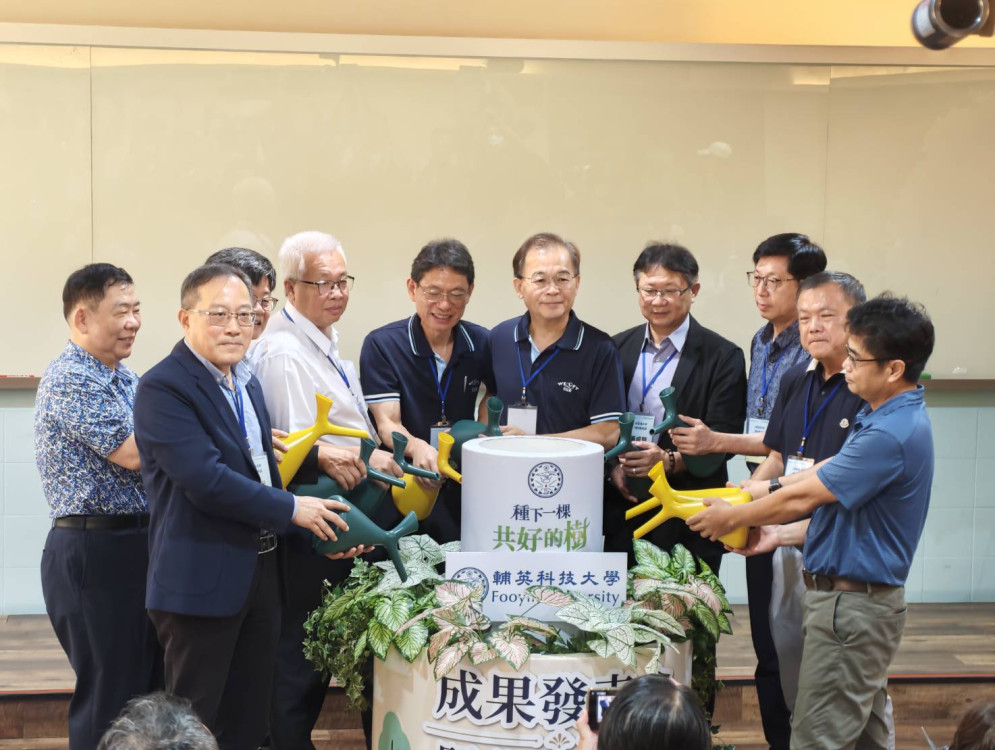 輔英科大發表USR成果專書    九年成果化作《種下一棵共好的樹》
