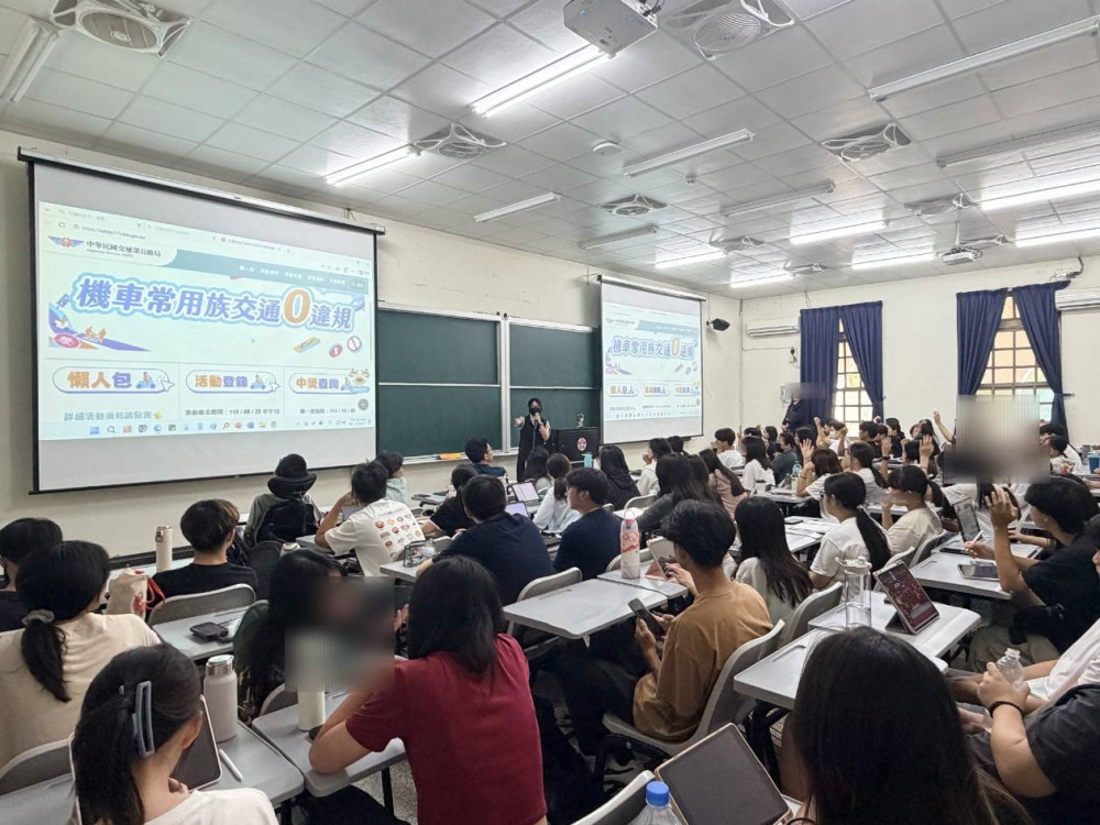 南警前進前進成大宣導交安  陪伴學生安全上路