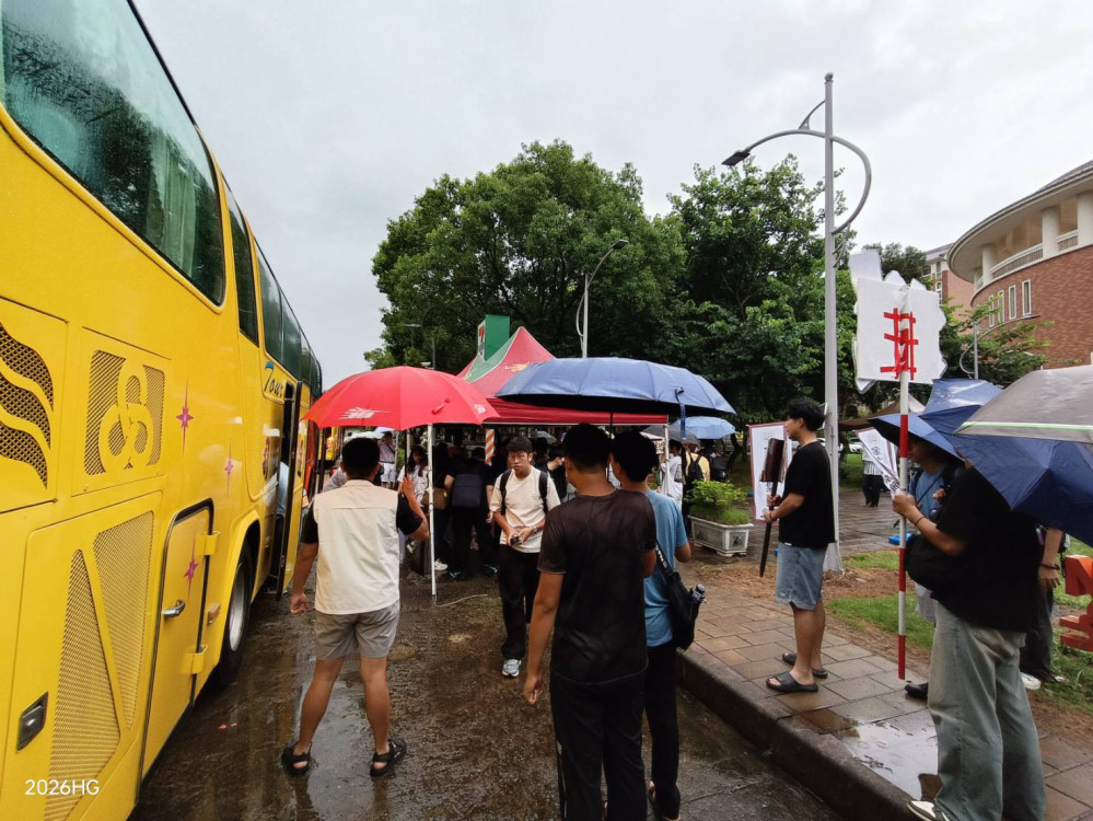 金大無畏天候惡劣！總動員迎接新生報到