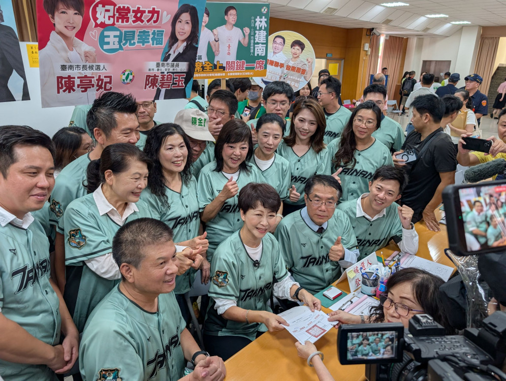 民進黨台南市長候選人陳亭妃率民進黨台南隊完成登記 黃偉哲交接力棒喊拚「議員全壘打」