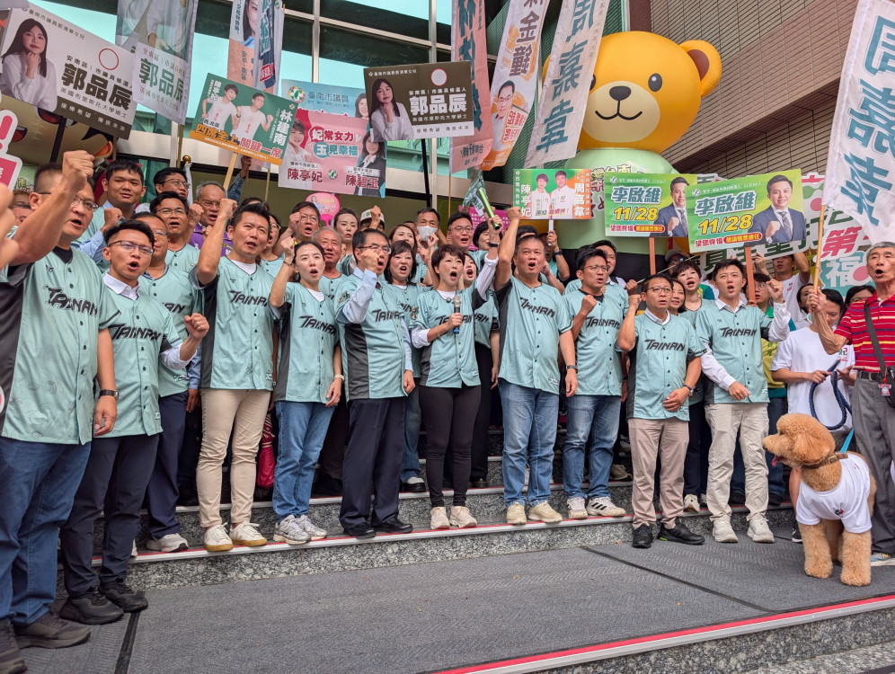 民進黨台南市長候選人陳亭妃率民進黨台南隊完成登記 黃偉哲交接力棒喊拚「議員全壘打」