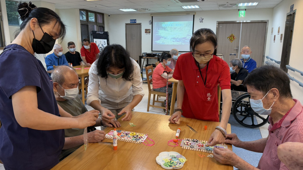 巧手百花掛簾展創意 彰化榮家住民穿針引線超益智