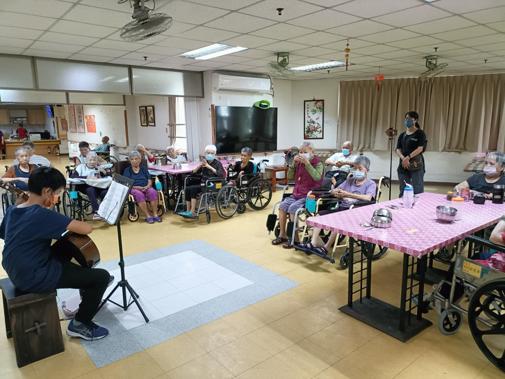 博約書院志工學子關懷慰訪白河榮家住民