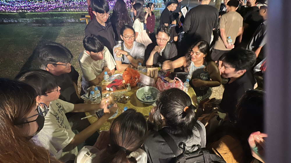 金大百名境外生金寧博餅同樂會！骰聲歡笑化作國際共通語言