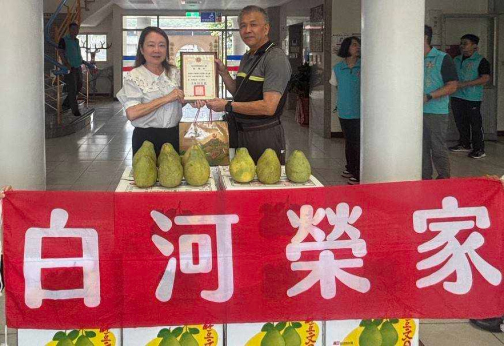 麻豆柚農李雅雄慷慨贈文旦 溫暖榮家住民心田