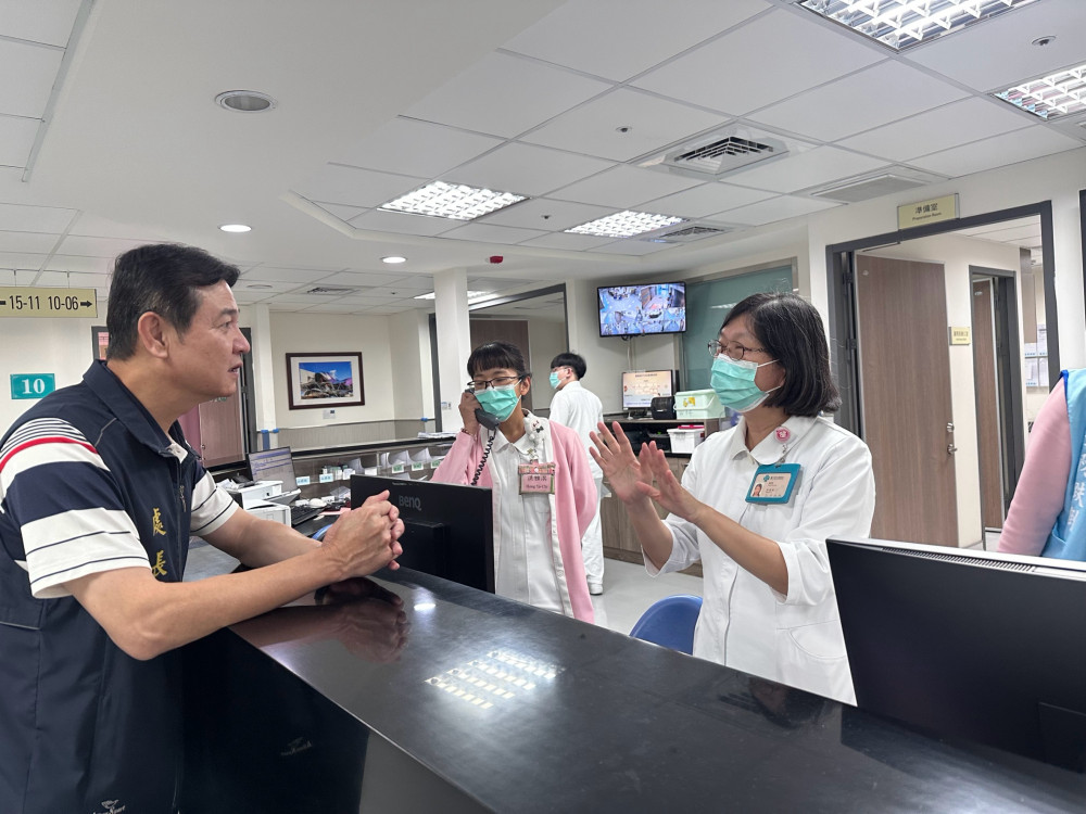 彰化榮服處秋節送暖 邱文俊赴中榮慰問住院榮民眷