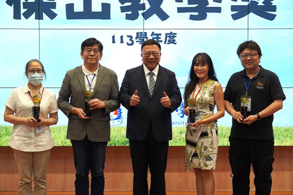 卡片花束傳遞感恩情　中華大學表揚傑出教學教師典範