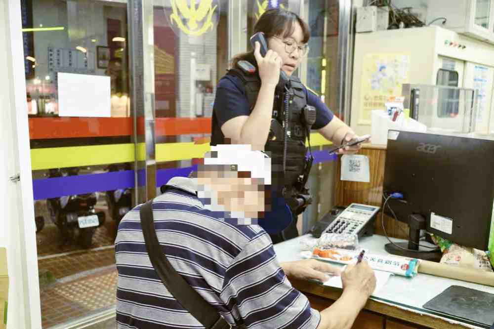 以人為本、主動關懷　竹市警暖心協助深夜徘徊街頭迷失老人平安返家