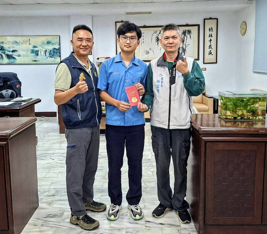 竹林中學賴柏均邦笛展才華　獲大中華記者友好交流協會頒發獎學金