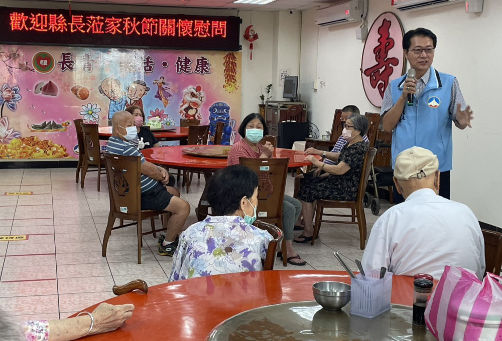 金門中秋送暖 李廣榮率社會處慰問老人身障機構住民