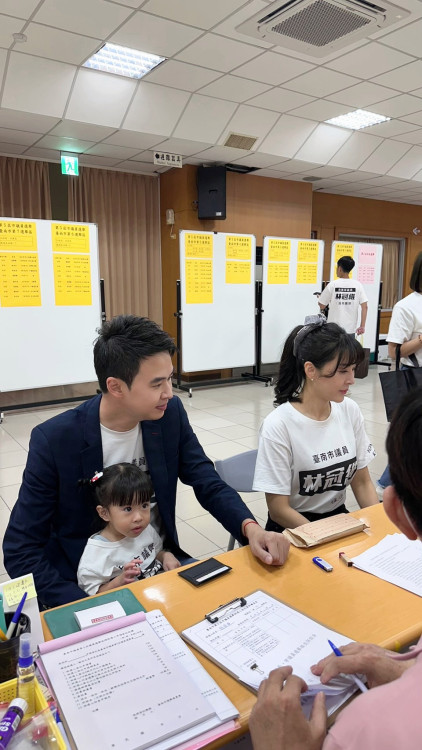 台南市議員林冠維牽妻抱女登記拚連任　四年爭取建設逾5億元