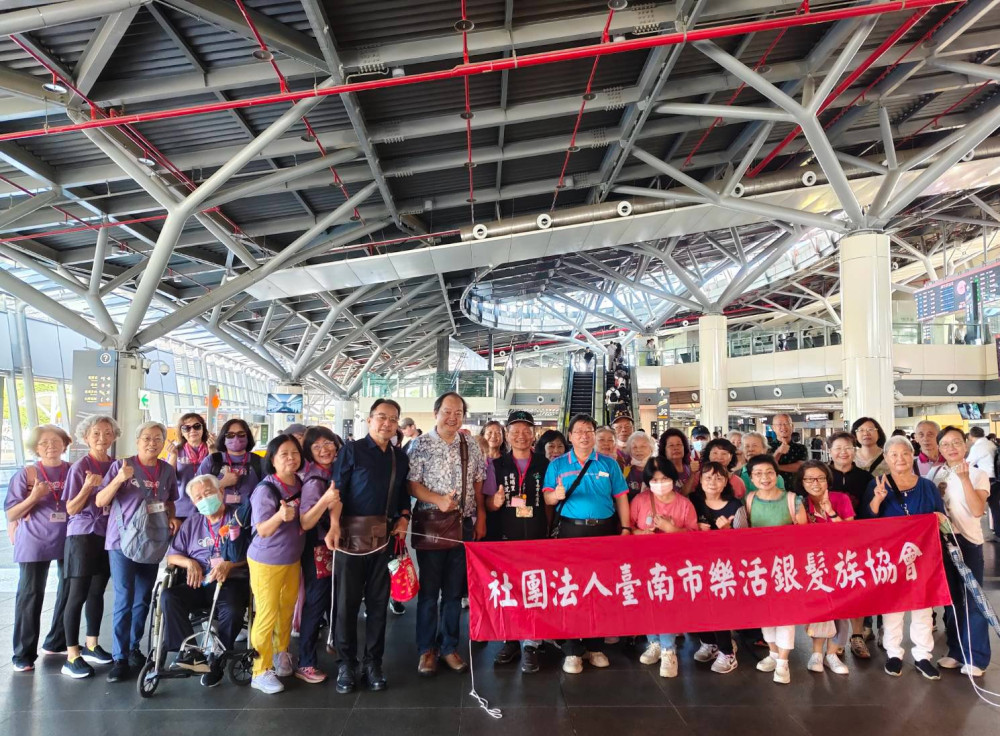 臺南高鐵關懷長輩 耄耋夫妻搭高鐵圓夢