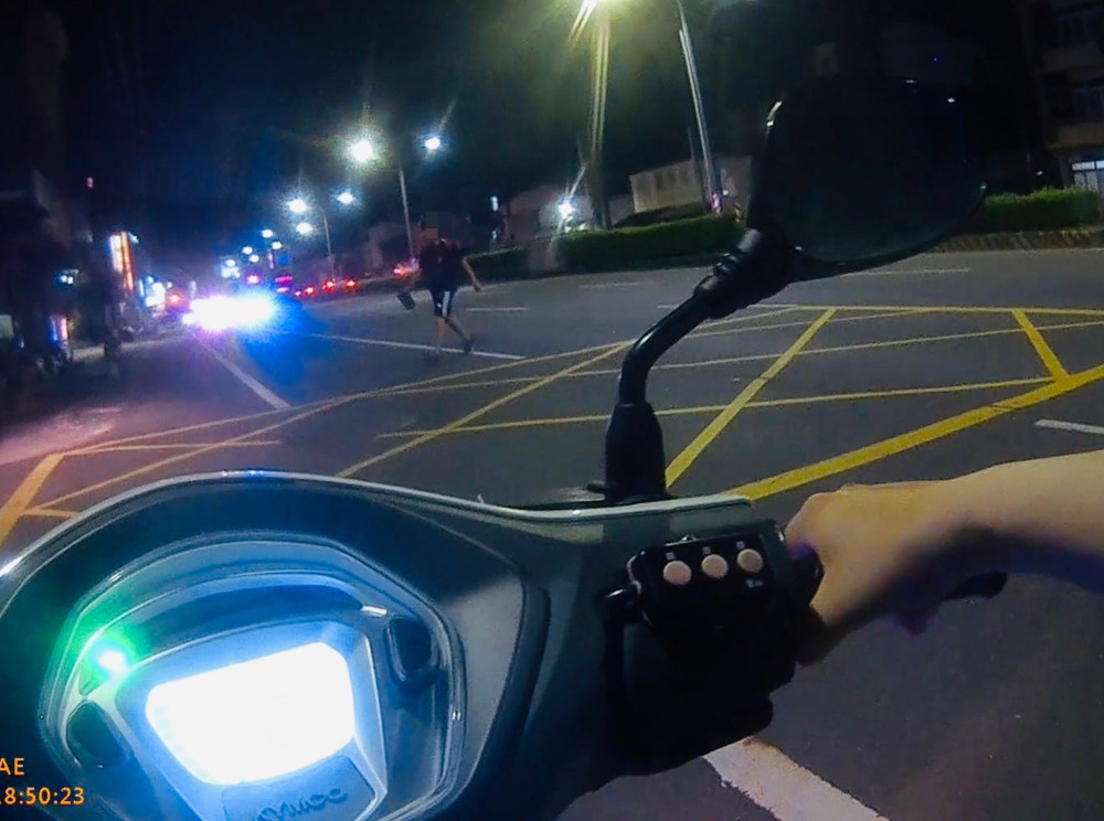 錢包掉馬路竟衝上去撿！湖內警鳴笛擋車驚險化解危機