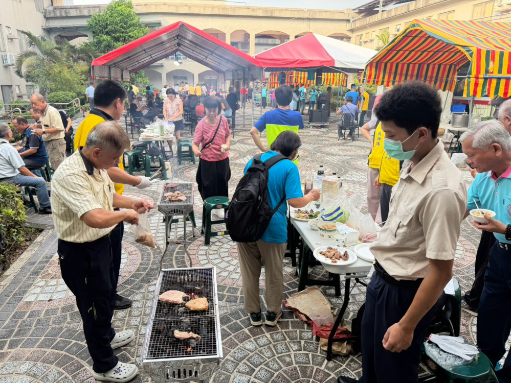 樂音烤肉歡度中秋 溫馨情暖榮家