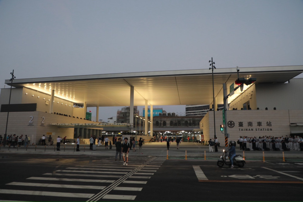 告別地面軌道、迎接地下化新時代　台南首班自強號清晨6時30分啟程