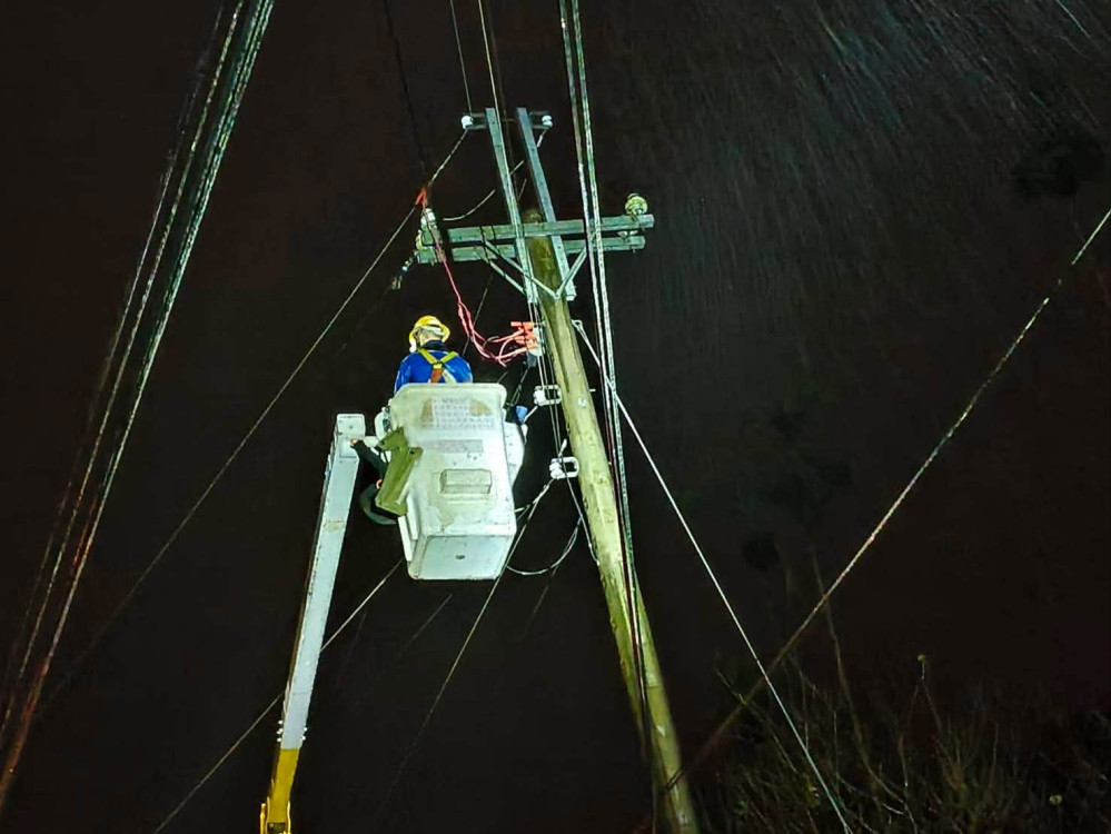 克服惡劣路況  台電南投區處全力搶修復電