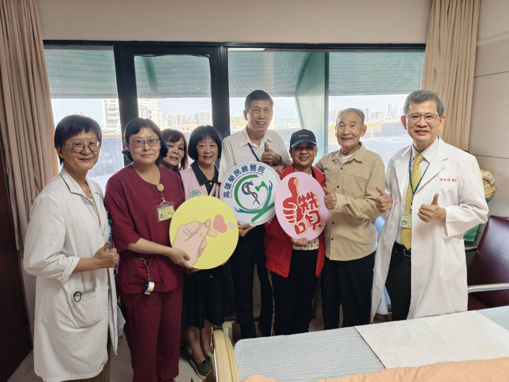 榮民節前夕送暖！高雄榮總院長親赴病房慰問　百歲榮民獲贈壽桃