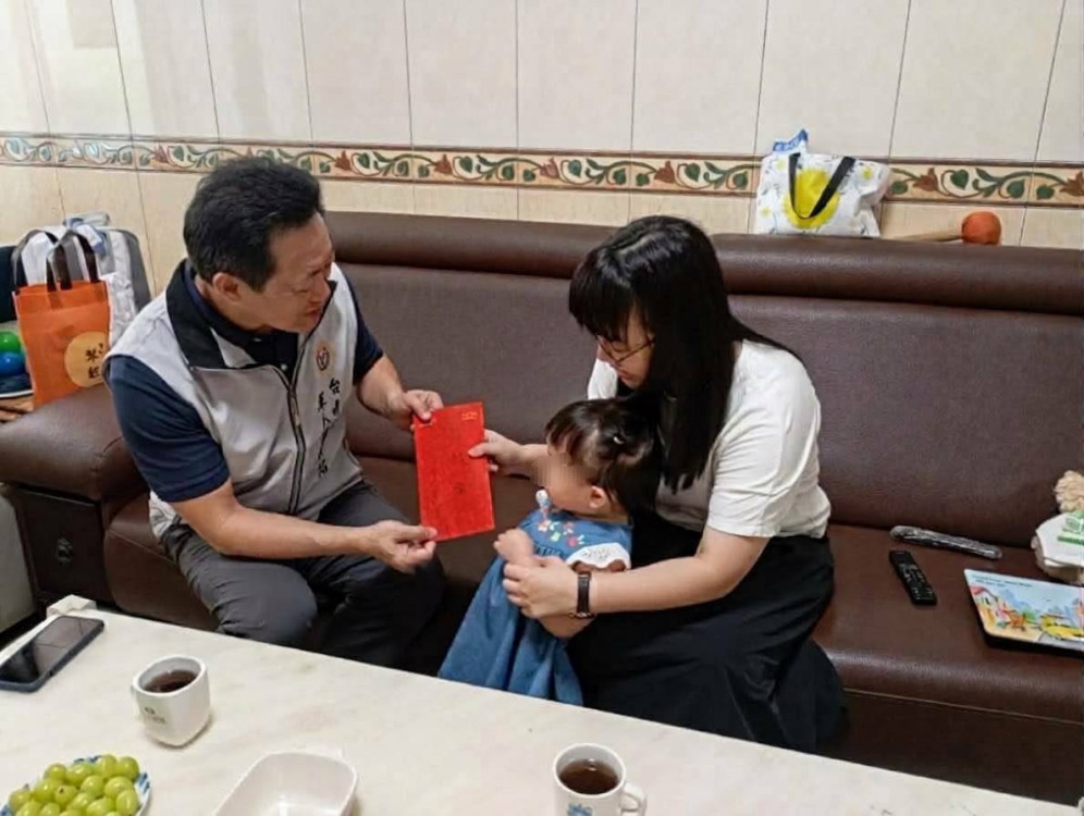 心繫官兵後盾！台南市軍人服務站關懷住院軍官眷屬