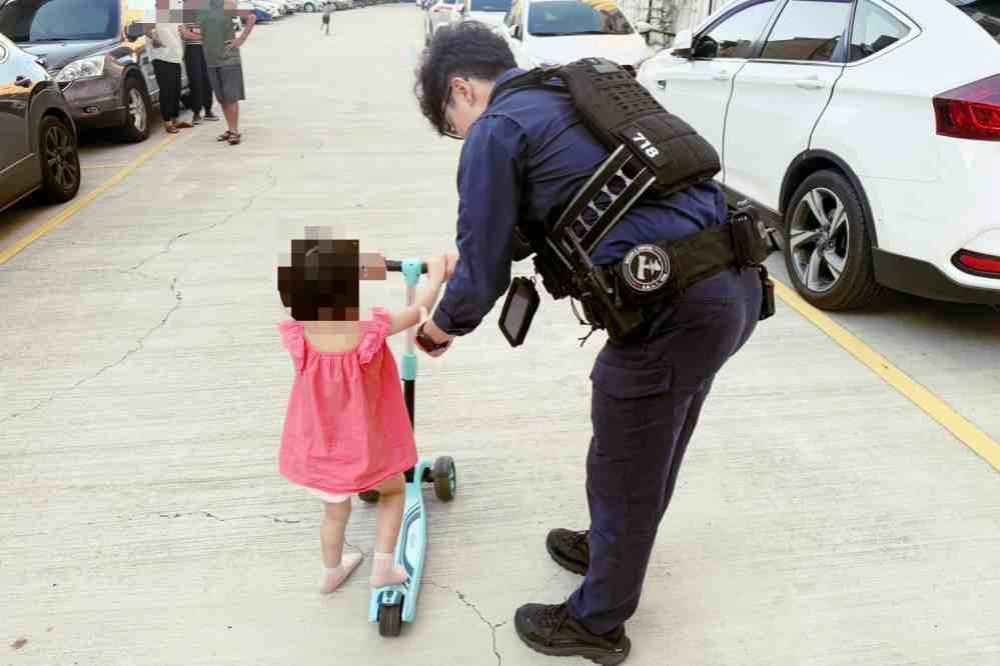 女童趁隙溜出門迷航驚魂！　竹市埔頂警即時尋回溫柔安撫開巡邏車護送返家