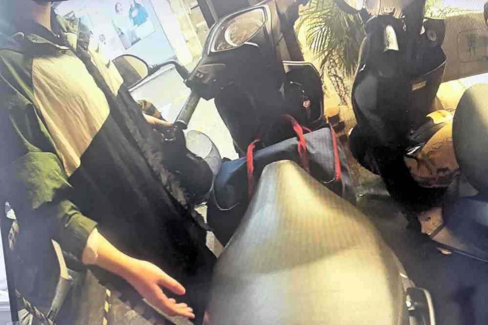 停機車小心這陷阱！　竹市警二分局及時救援機車卡水溝　籲民眾留意路面落差