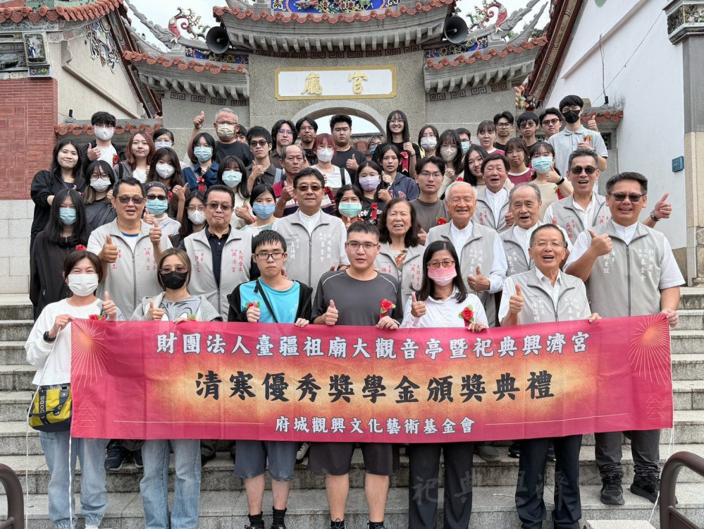 百年官廟化作大靠山！大觀音亭興濟宮助清寒生安心念書