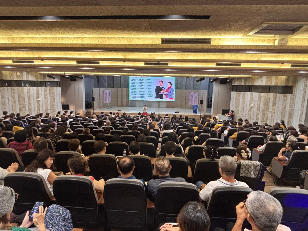 簡文秀台南首度公開教唱《望春風》　南臺科大公益講座座無虛席