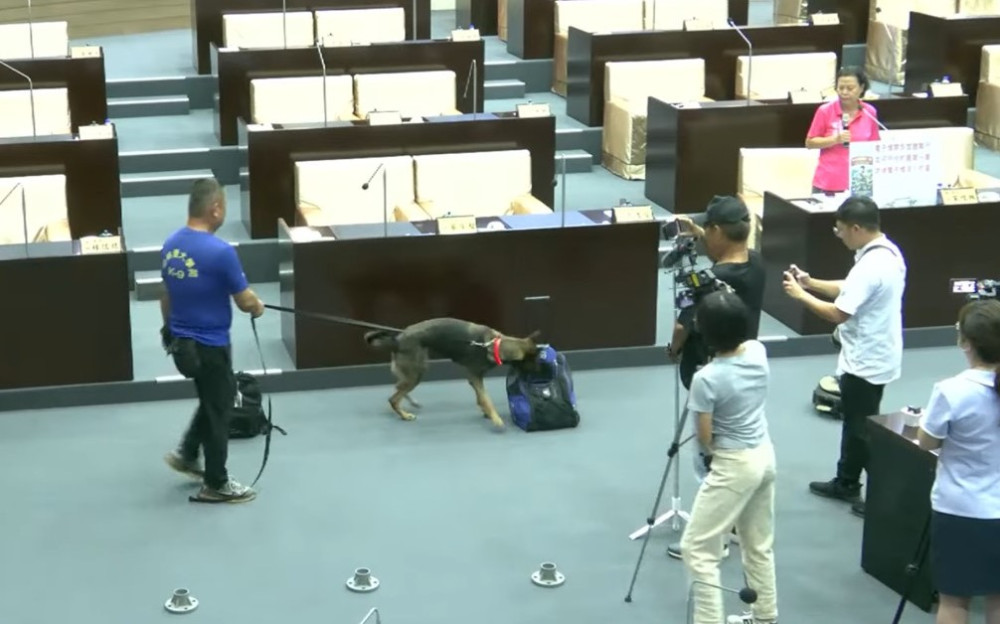 南投無警犬隊？  議員秀警犬搜菸毒籲跨局處防護