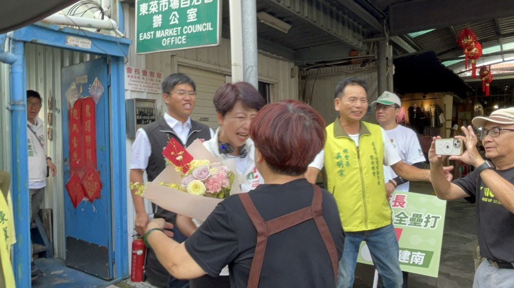 台南市長候選人陳亭妃回出生地東菜市掃街　攤商熱情相迎宛如女兒回娘家