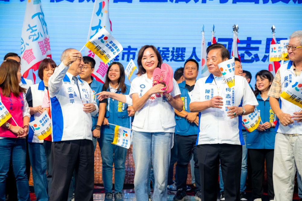 柯志恩高雄後援會集結逾30團體　新鞋傳祝福喊話為高雄開創新局