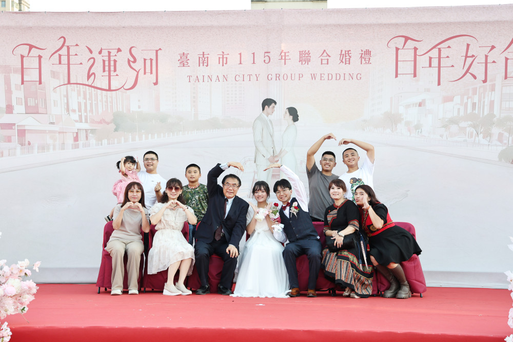 台南運河通航百週年見證幸福　黃偉哲為50對新人證婚送祝福