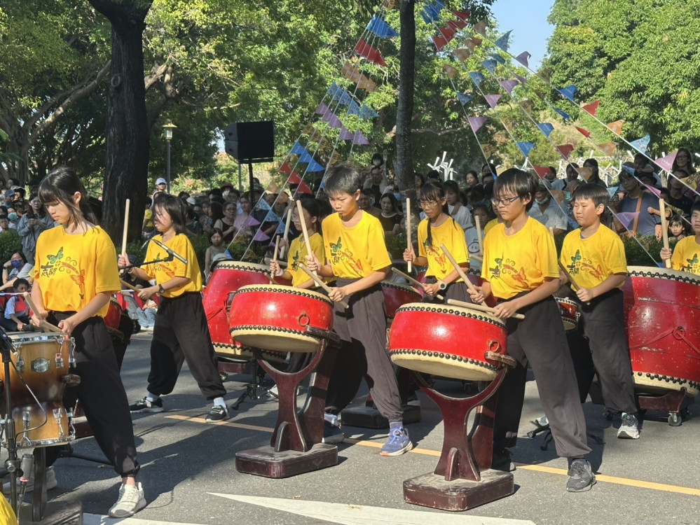 水交社晴空藝術節國慶大遊行熱鬧登場　黃偉哲與民眾同慶雙十、體驗眷村文化