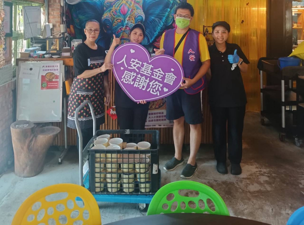 霜降送暖！人安基金會善化平安站攜手店家　熱湯餐盒關懷寒士