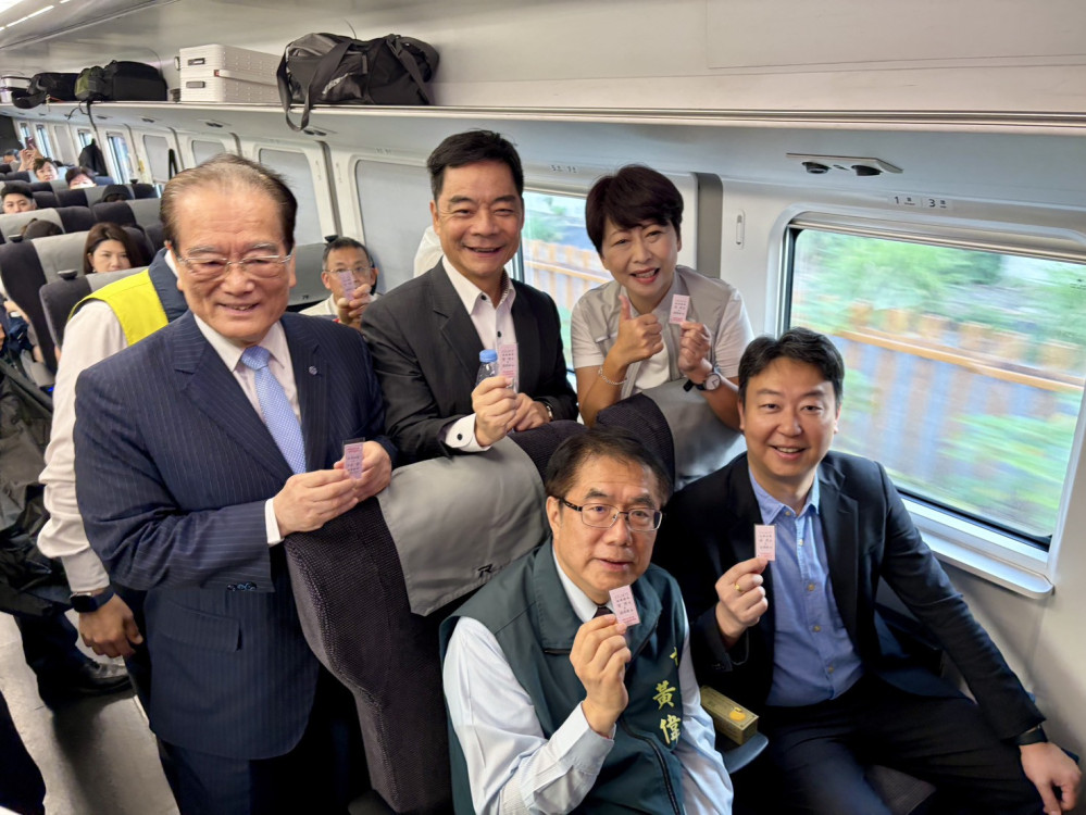 告別百年鐵道！臺南鐵路地下化首班清晨啟程