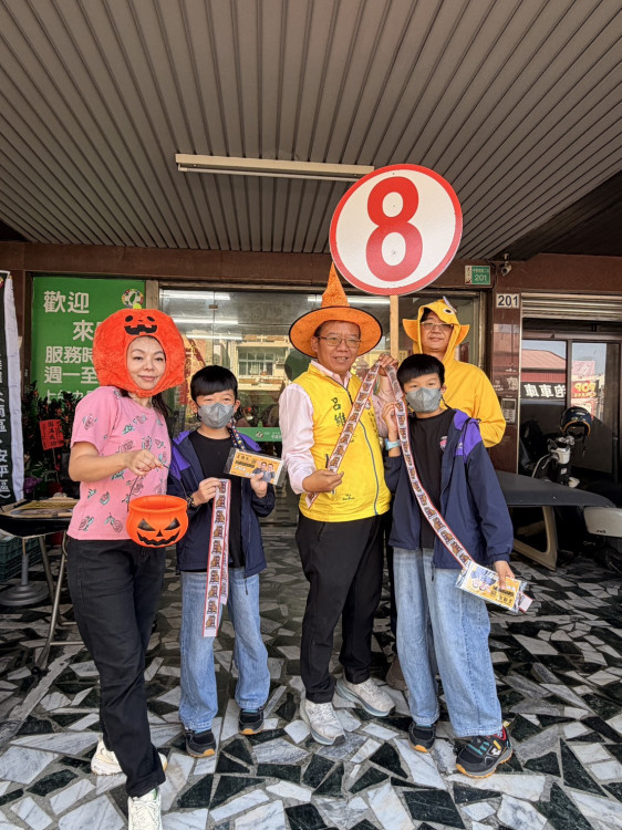 南區、安平區市議員候選人呂維胤虎爺飄帶發放吸引逾500人　呼籲返鄉投票守護民主
