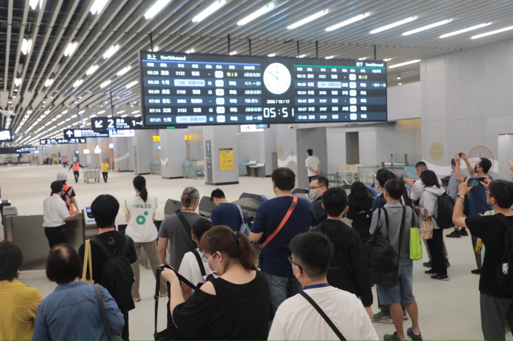 告別地面軌道、迎接地下化新時代　台南首班自強號清晨6時30分啟程