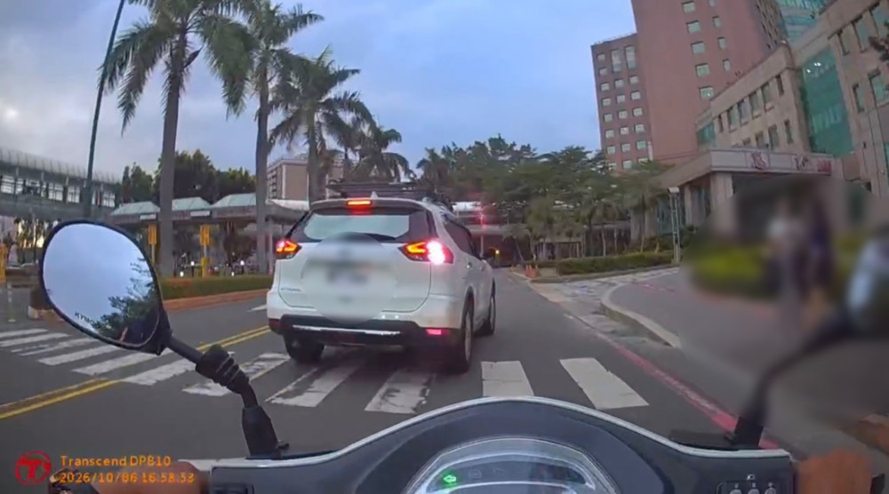 傷口狂流血、車陣卻動不了！岡山警鳴笛開道助搶時間就醫