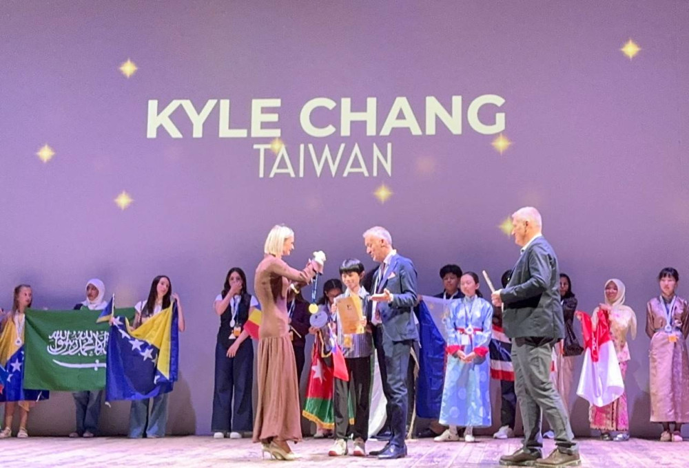台灣之光登頂世界！新北路亞學子張楷逸勇奪國際英語奧林匹克世界第一