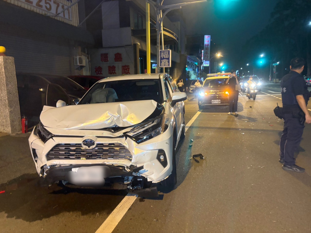 鳳山女駕駛疑身體不適連環撞波及5汽車、2機車