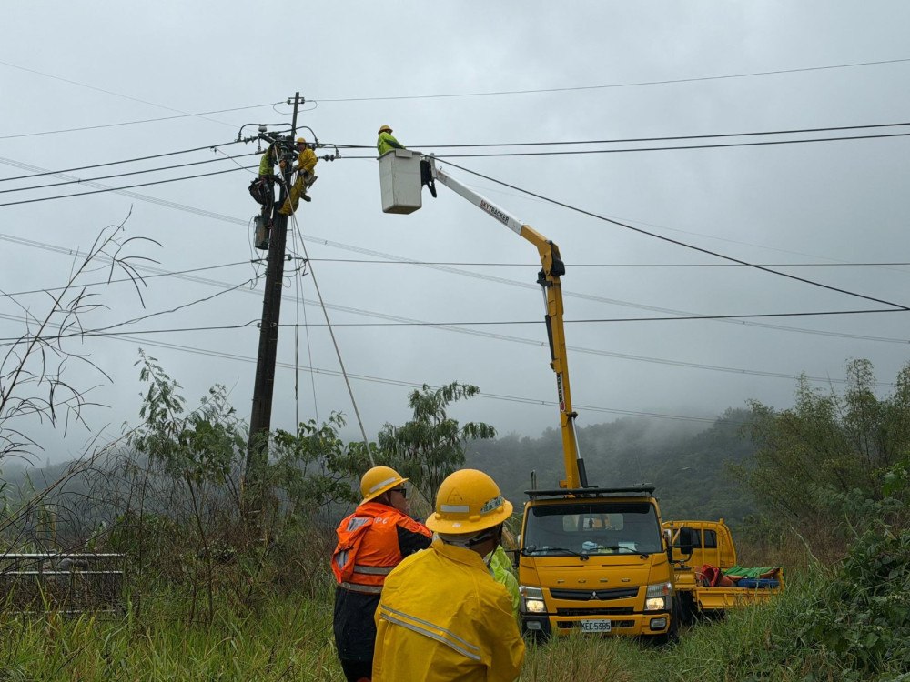 克服惡劣路況  台電南投區處全力搶修復電