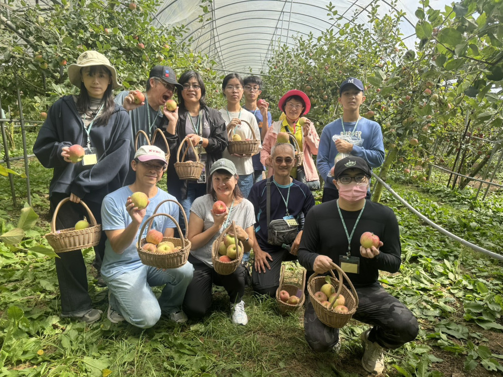 走進山林採蘋果  梅峰農場採果熱烈預約中