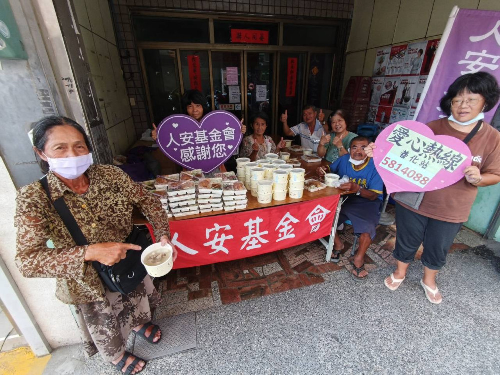 霜降送暖！人安基金會善化平安站攜手店家　熱湯餐盒關懷寒士