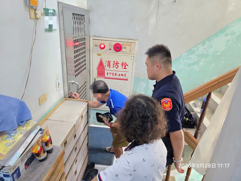 浴室狂響水聲惹疑！湖內警里長聯手破門神救援