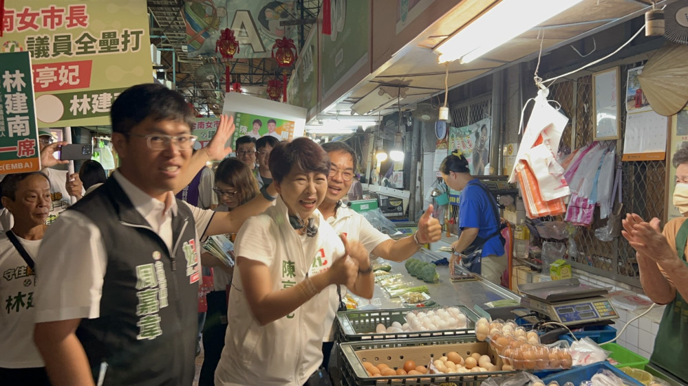 台南市長候選人陳亭妃回出生地東菜市掃街　攤商熱情相迎宛如女兒回娘家