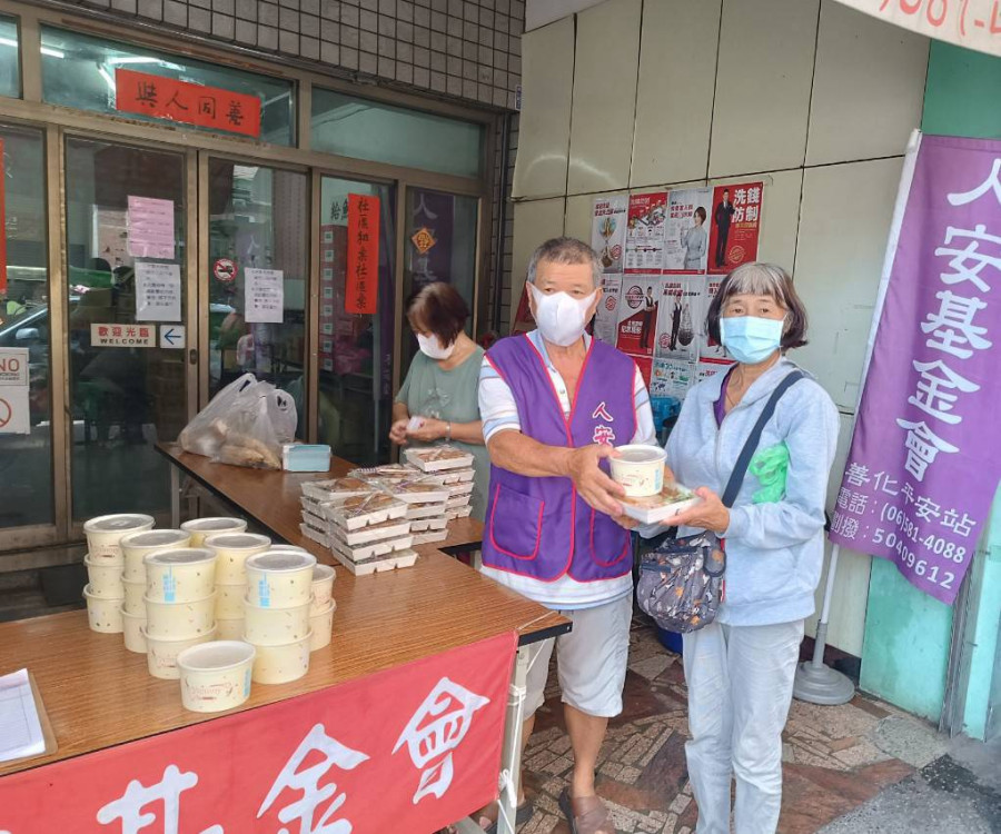 霜降送暖！人安基金會善化平安站攜手店家　熱湯餐盒關懷寒士