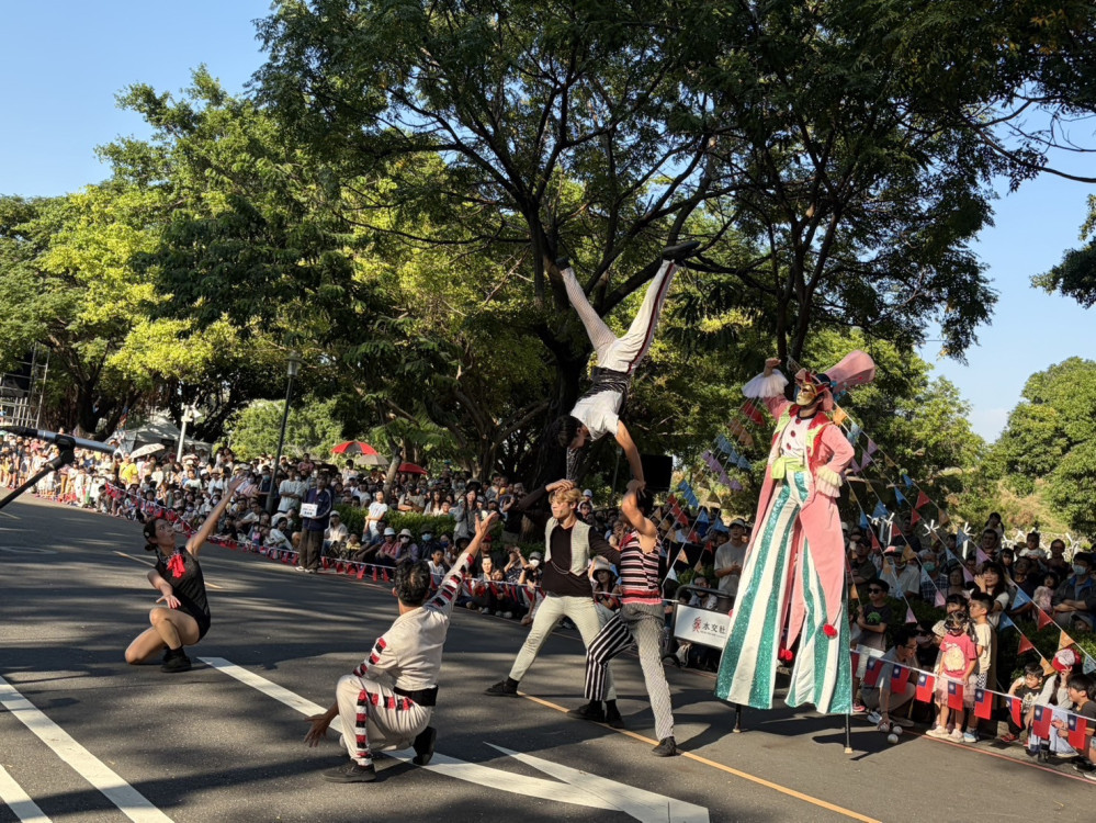 水交社晴空藝術節國慶大遊行熱鬧登場　黃偉哲與民眾同慶雙十、體驗眷村文化