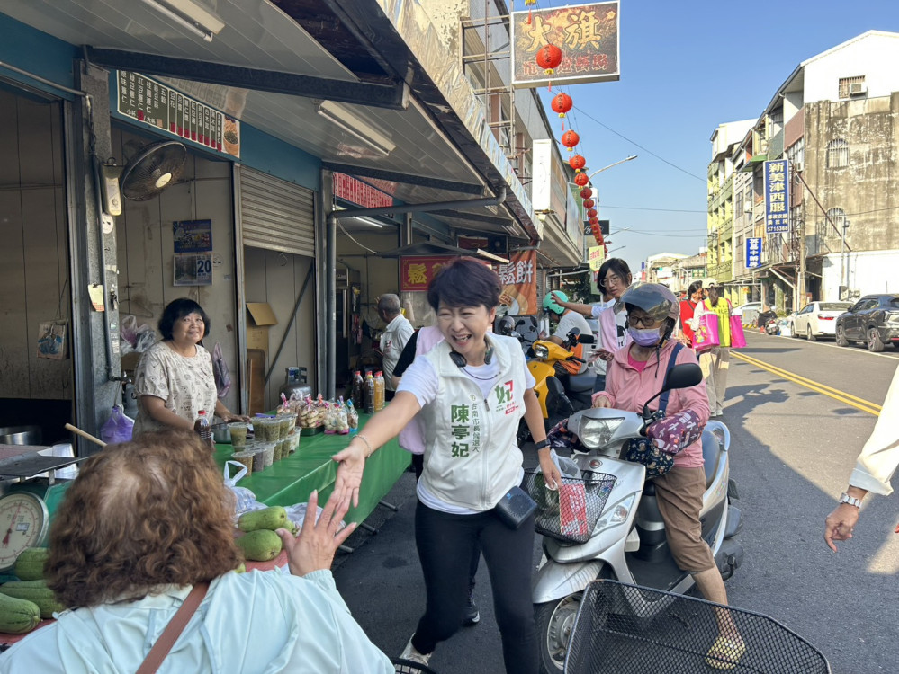 台南市長候選人陳亭妃走訪六甲、麻豆市場　盼活化在地特色延續傳統人情味