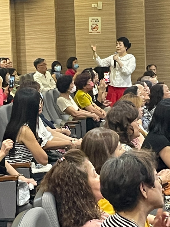 簡文秀台南首度公開教唱《望春風》　南臺科大公益講座座無虛席